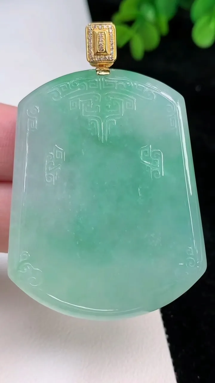 天然A货翡翠仿古无事牌吊坠，尺寸51.6-41.2-5.8，重量:35.40g
6月26日