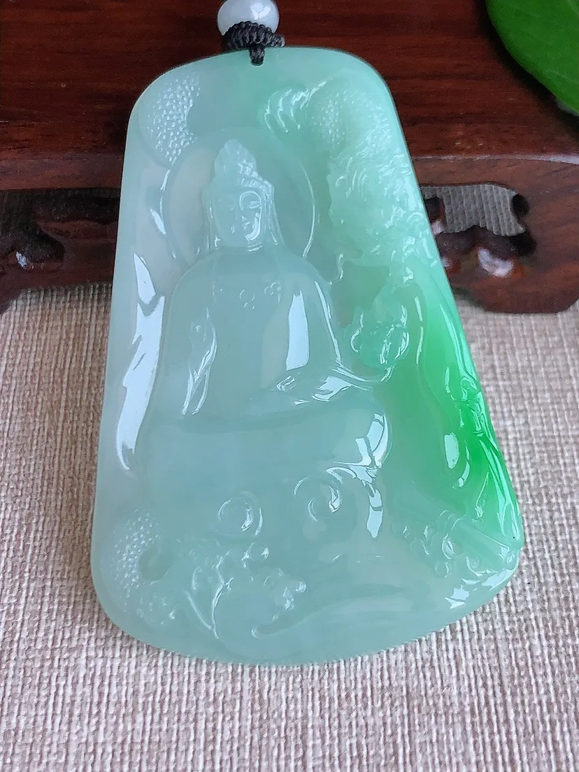 天然A货翡翠飘绿大势至菩萨吊坠尺寸66×42.8×5.4m量34.92g 0625