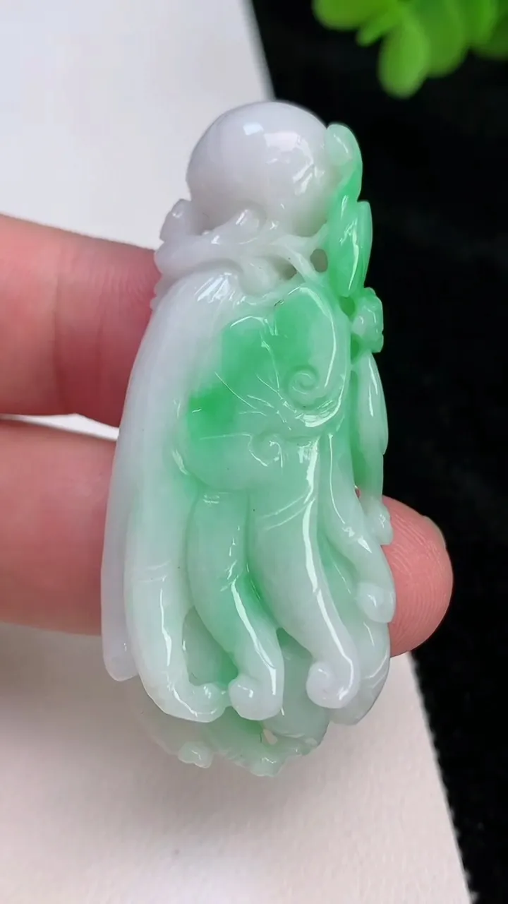 天然A货翡翠佛手瓜吊坠，尺寸69.3-23.6-11，重:24.09g
6月26日