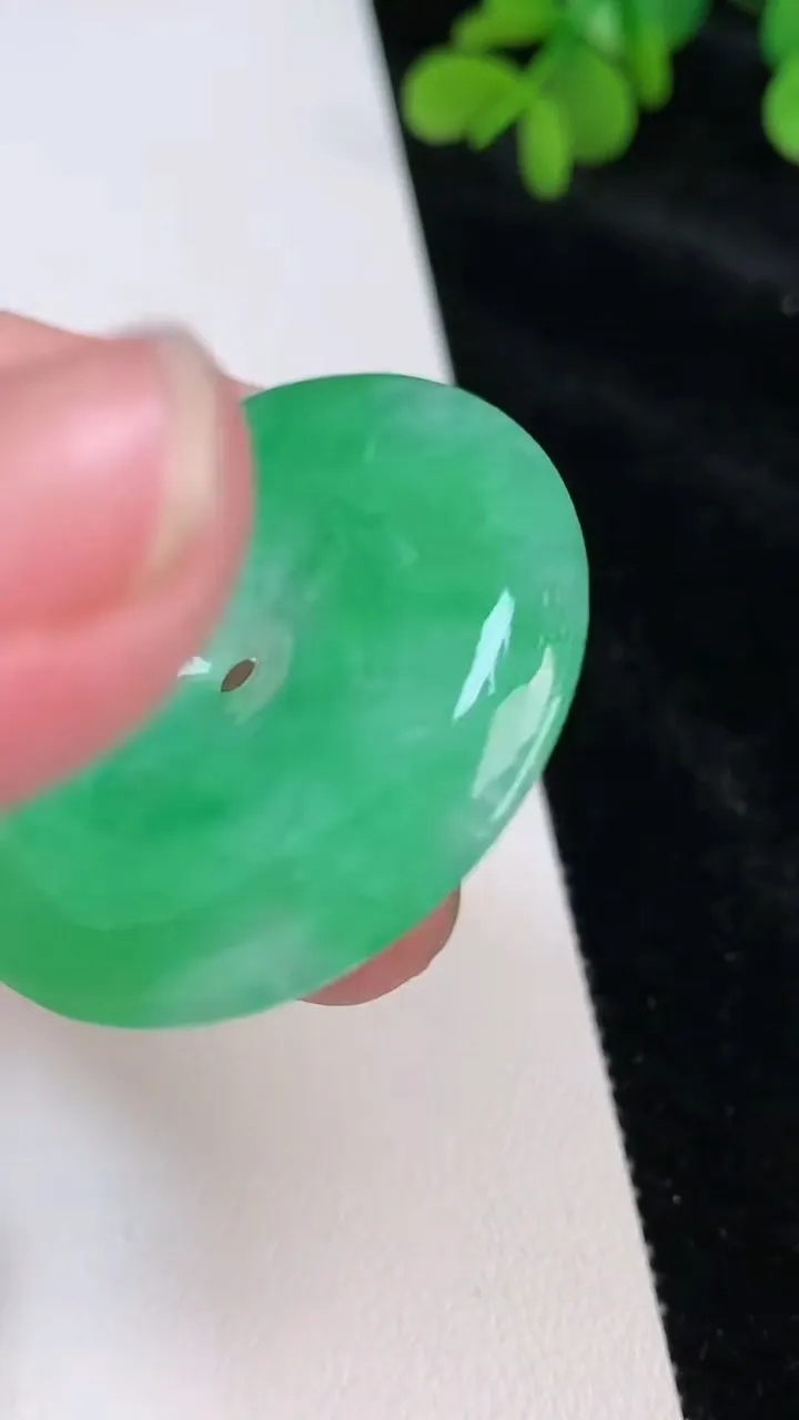 天然A货翡翠平安扣吊坠，尺寸42-5.8，重量:21.85g
6月26日