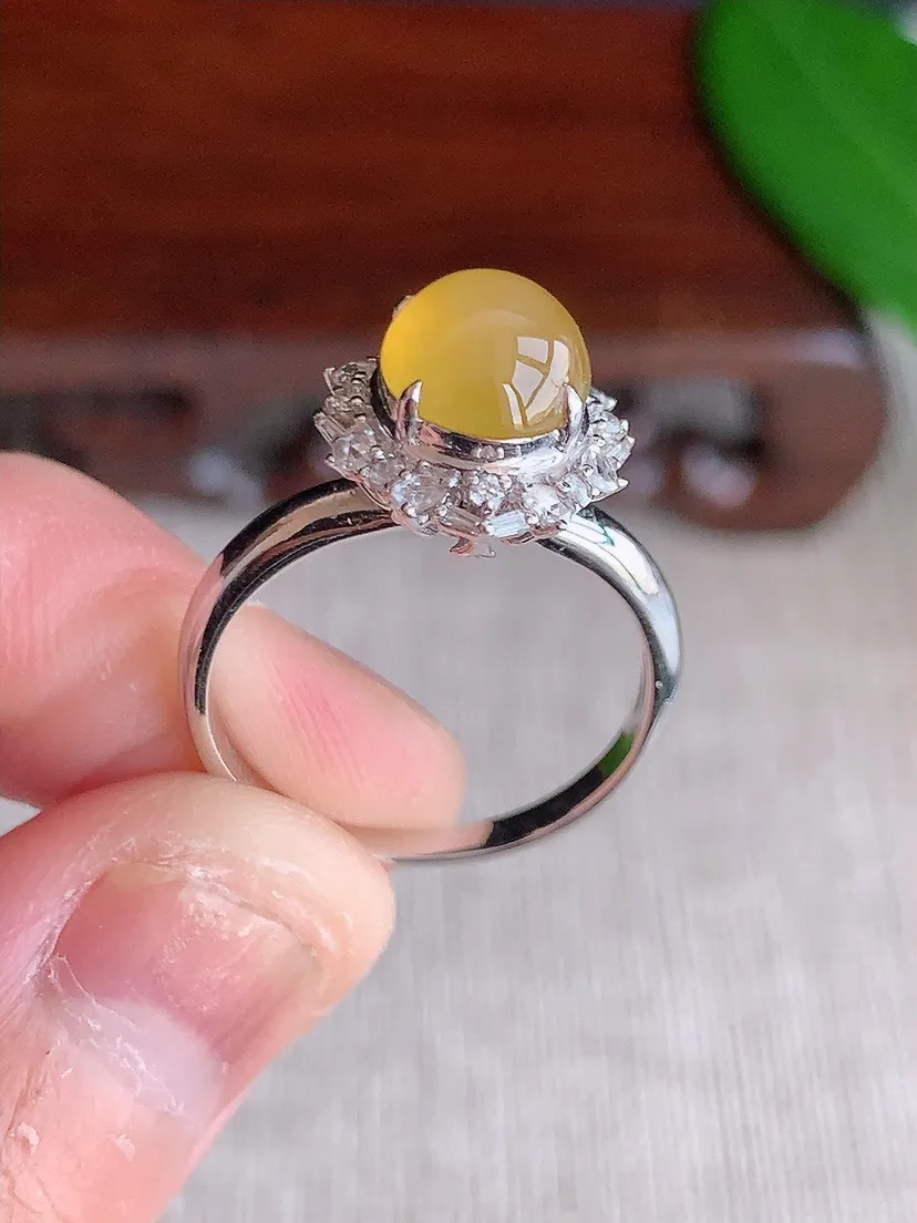 天然A货翡翠18K金伴钻镶嵌黄翡蛋面戒指 圈口17.3裸石尺寸8×7mm 重量3.19g 0625