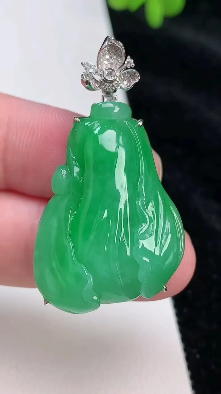天然A货翡翠白菜吊坠，尺寸42.7-31.3-24.3-9.4，重量:12.43g
6月26日