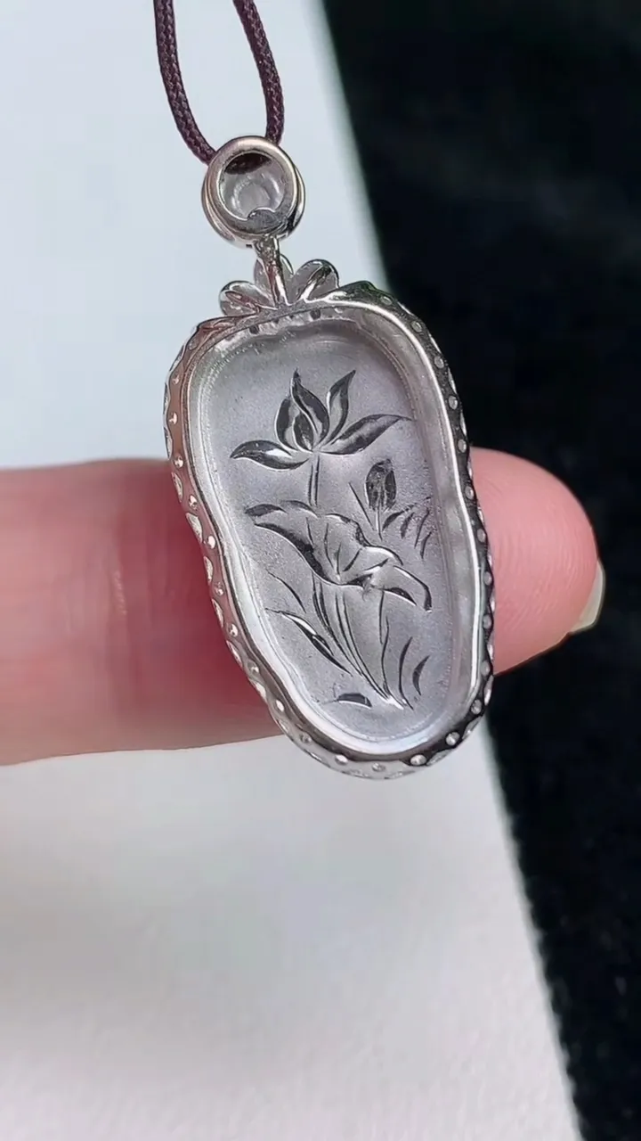 天然A货翡翠金枝玉叶 叶子吊坠，尺寸30.1-18.3-6，裸石20-10，重:2.74g
6月26日