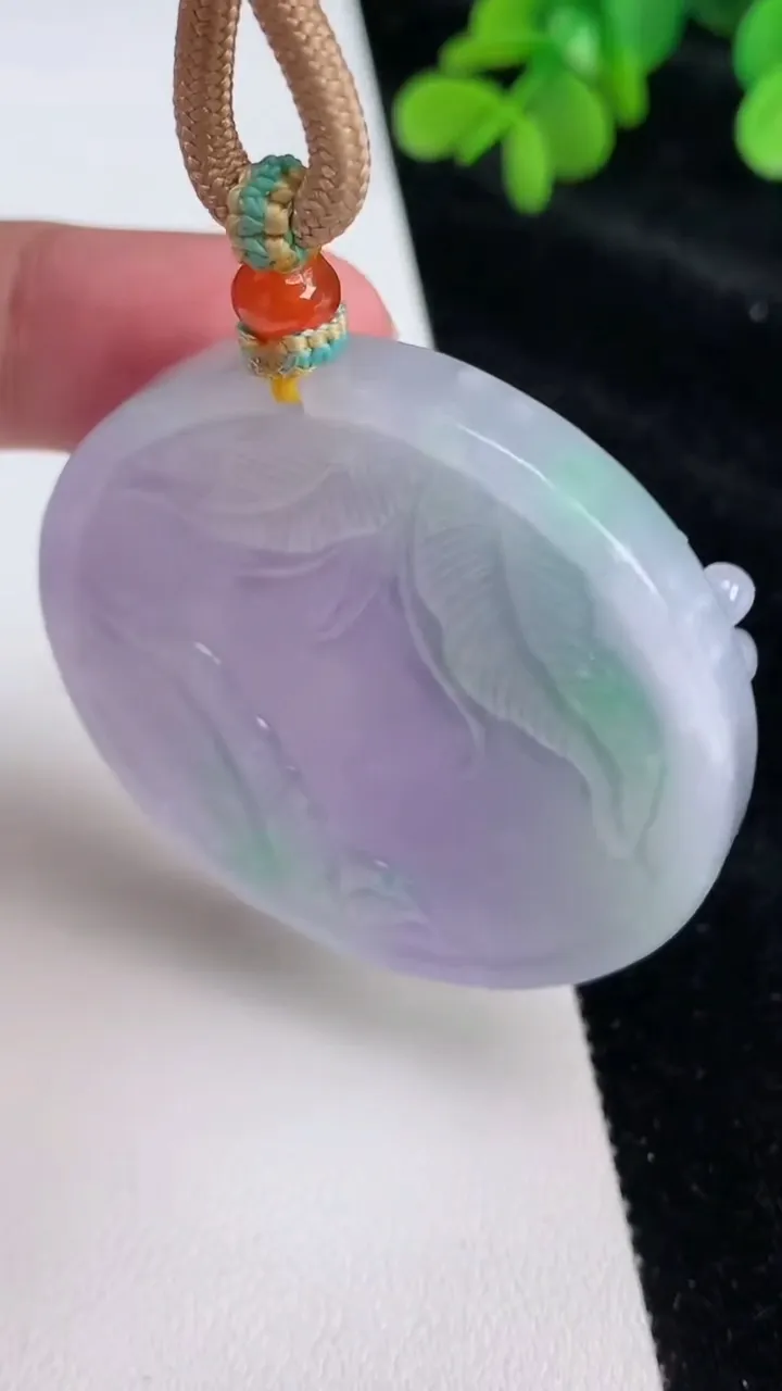 天然A货翡翠春带彩紫罗兰鸟语花香吊坠，尺寸49.4-11.7，重量:55.62g
6月26日