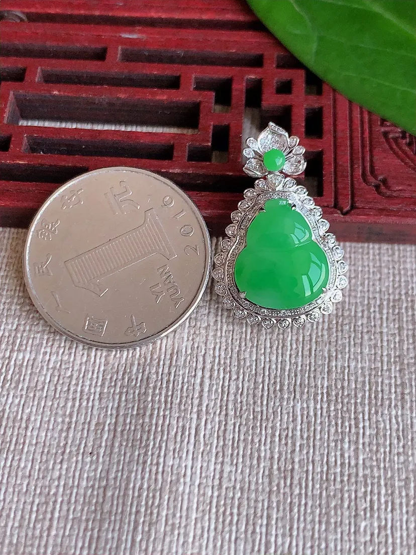 天然A货翡翠18K金伴满绿葫芦吊坠尺寸26.5×17.4×7.7裸石13.5×11.7m量2.75g 0625