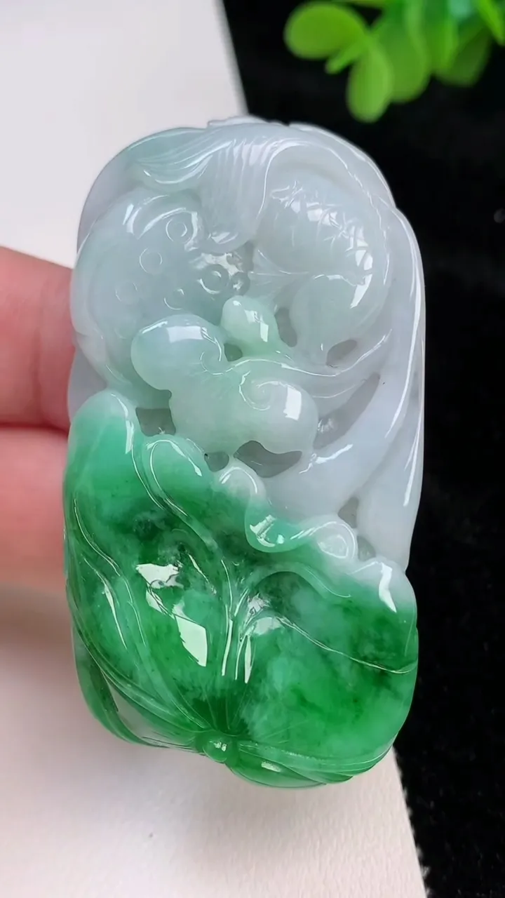 天然A货翡翠荷叶鱼吊坠，尺寸62-32-10，重:40.53g
6月26日
