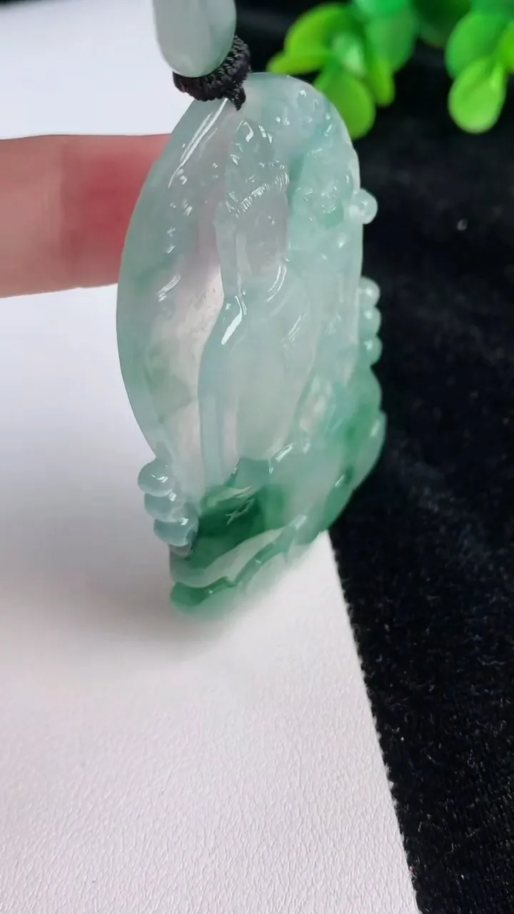 天然A货翡翠大势至观音菩萨吊坠，尺寸69-41.6-5.3，重量:37.91g
6月26日