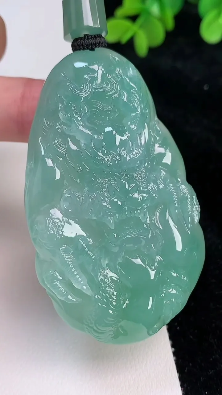 天然A货翡翠龙牌吊坠，尺寸65.2-39.8-14，重量:69.07g
6月26日