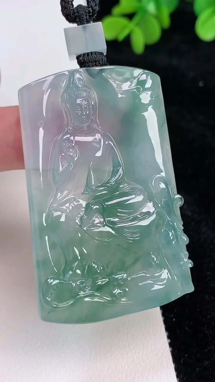 天然A货翡翠种飘花观音菩萨吊坠，尺寸54.8-36.2-5.8，重量:33.81g
6月26日