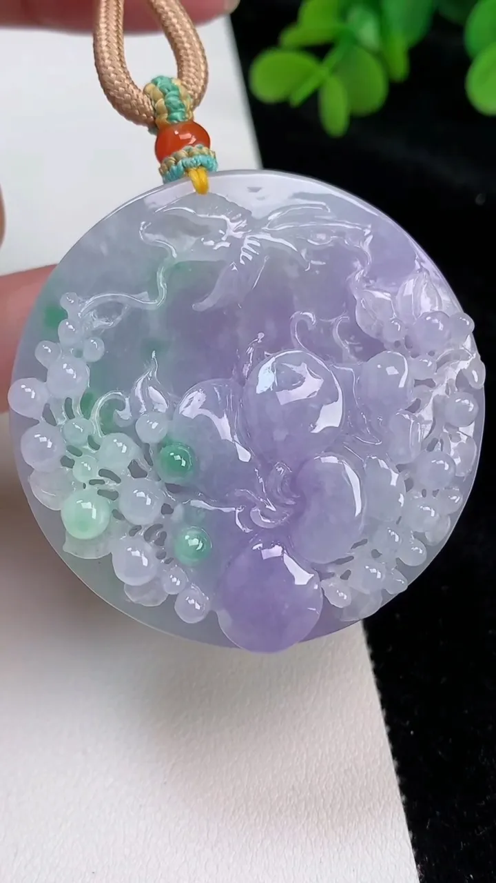 天然A货翡翠春带彩紫罗兰鸟语花香吊坠，尺寸49.4-11.7，重量:55.62g
6月26日