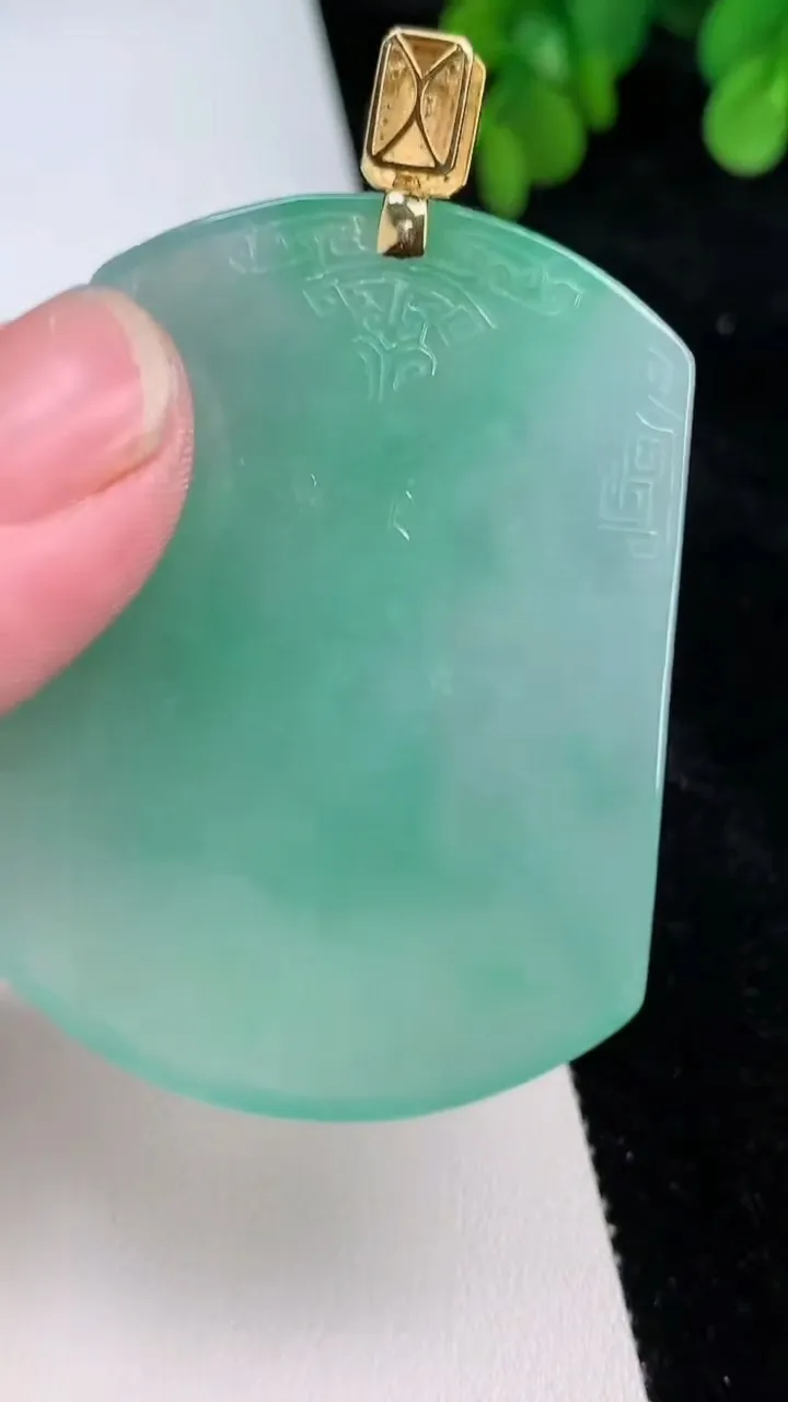 天然A货翡翠仿古无事牌吊坠，尺寸51.6-41.2-5.8，重量:35.40g
6月26日