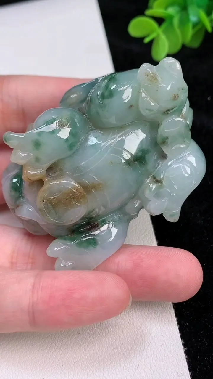 天然A货翡翠飘花貔貅小摆件，尺寸61-38-4.3，重:161.55g
6月26日