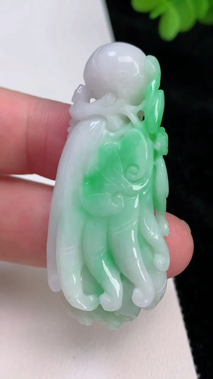 天然A货翡翠佛手瓜吊坠，尺寸69.3-23.6-11，重:24.09g
6月26日
