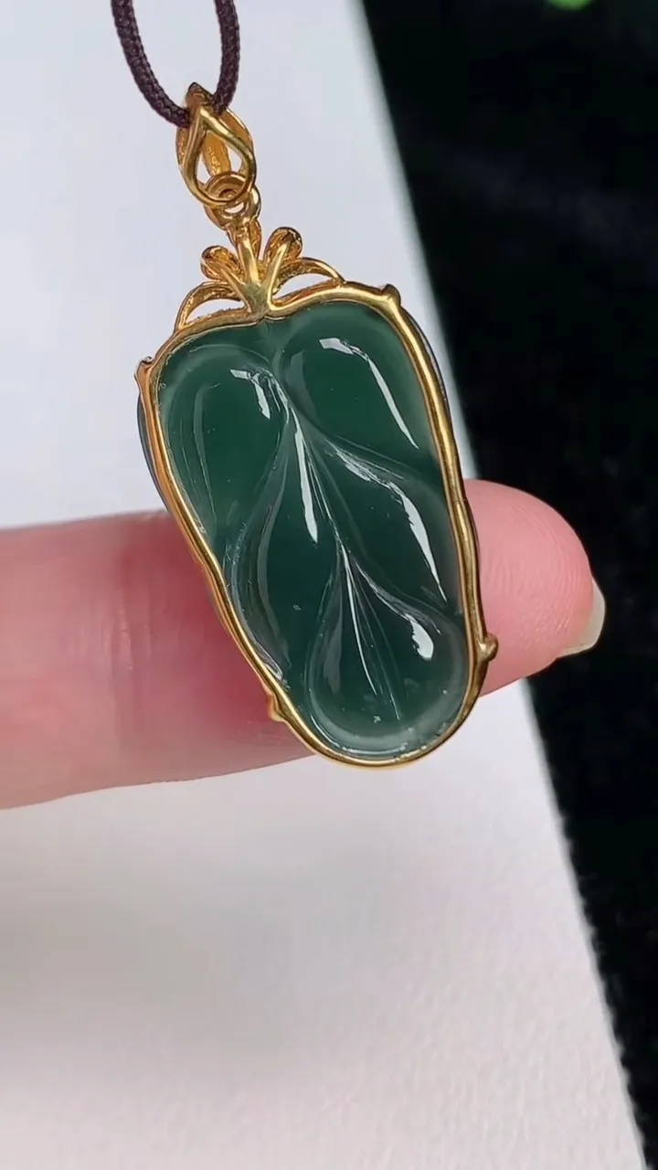 天然A货翡翠18k金蓝水金枝玉叶 叶子吊坠，尺寸30-14.6-4.5，重:2.69g
6月26日