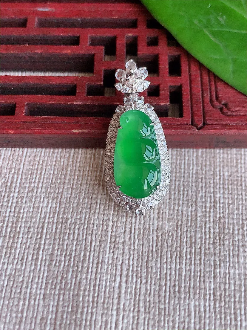 天然A货翡翠18K金伴阳绿四季豆福豆平安豆吊坠尺寸28.8×11.7×7.5裸石15.5×8m量2.79g 0625