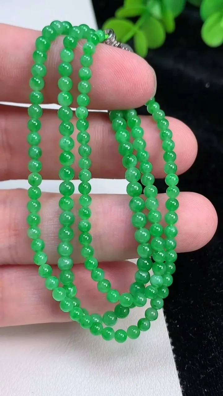 天然A货翡翠小米珠项链，尺寸3.3-2.4-150颗，重量:9.83g6月26日
工厂直销收藏佳品,种好水足，色泽均匀，有种有色，上手高大气！