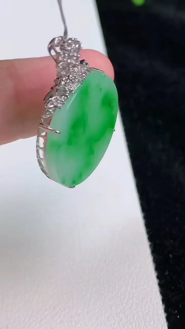 天然A货翡翠无事牌吊坠，尺寸32.2-22-4.4，重量:4.31g
6月26日