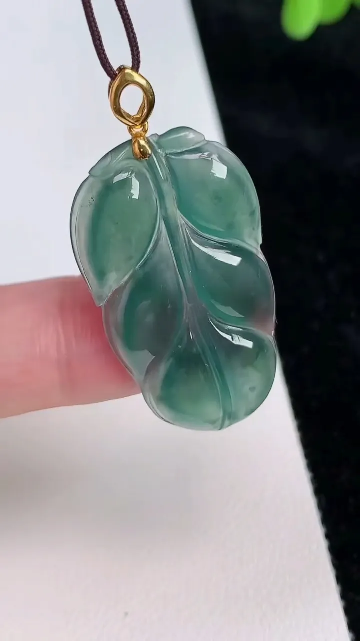 天然A货翡翠k金蓝水金枝玉叶 叶子吊坠，尺寸34.6-18.6-3，重:4.59g
6月26日