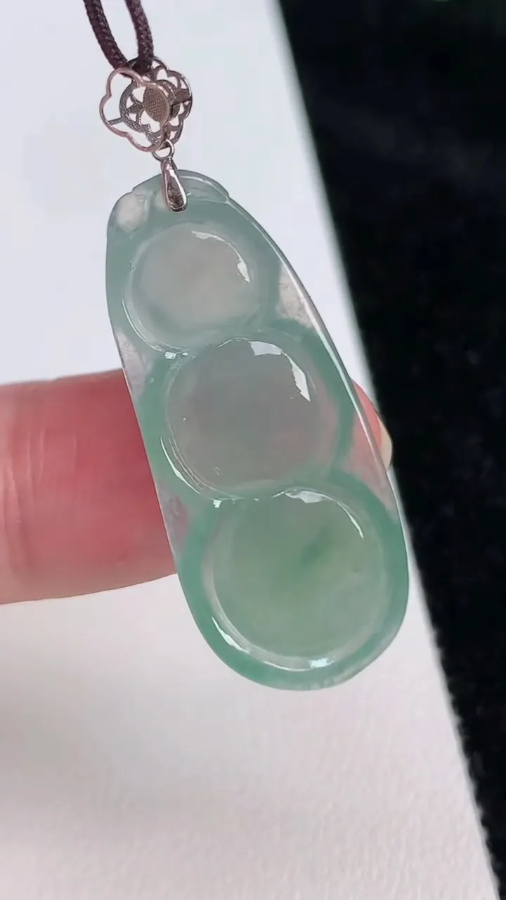 天然A货翡翠福豆吊坠，尺寸32.4-14-5.1，重:4.32g
6月26日