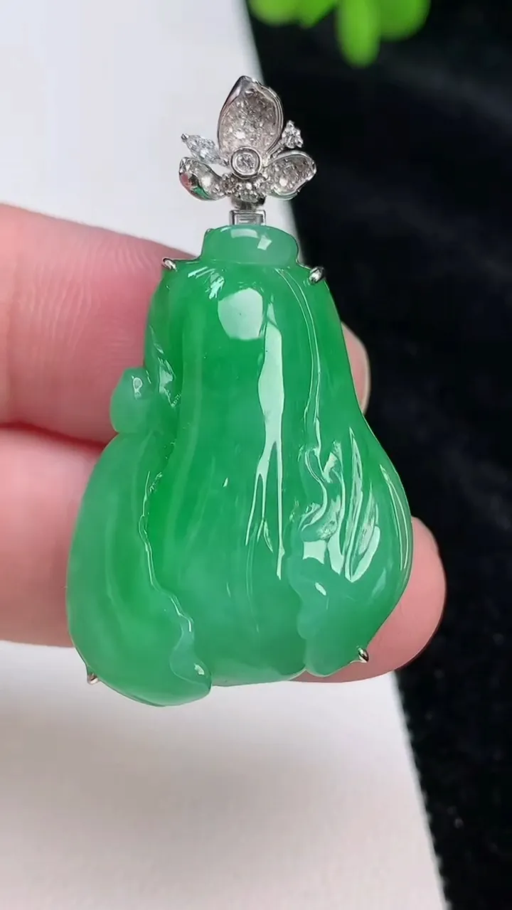 天然A货翡翠白菜吊坠，尺寸42.7-31.3-24.3-9.4，重量:12.43g
6月26日