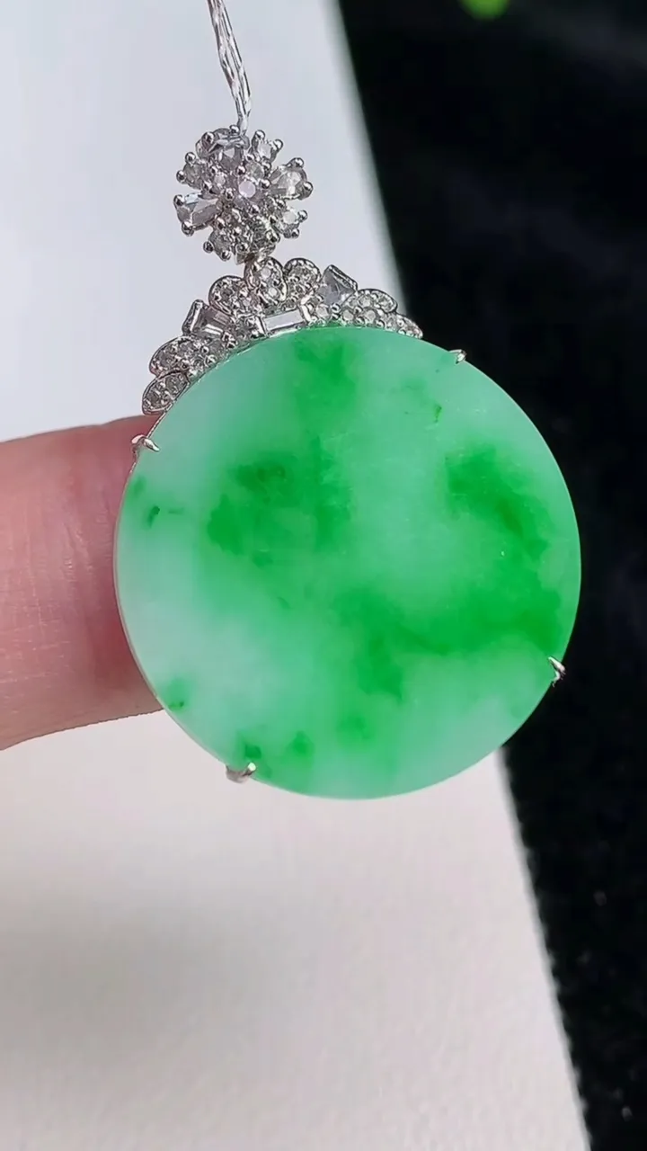 天然A货翡翠无事牌吊坠，尺寸32.2-22-4.4，重量:4.31g
6月26日