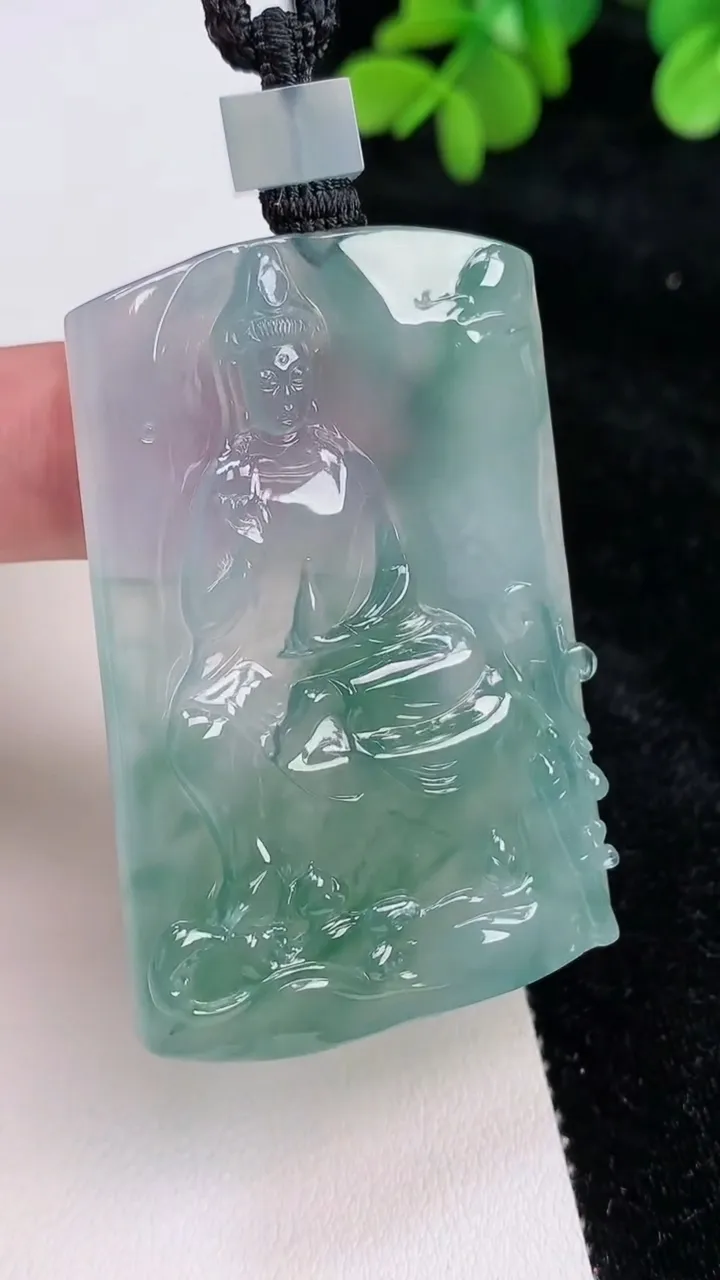 天然A货翡翠种飘花观音菩萨吊坠，尺寸54.8-36.2-5.8，重量:33.81g
6月26日