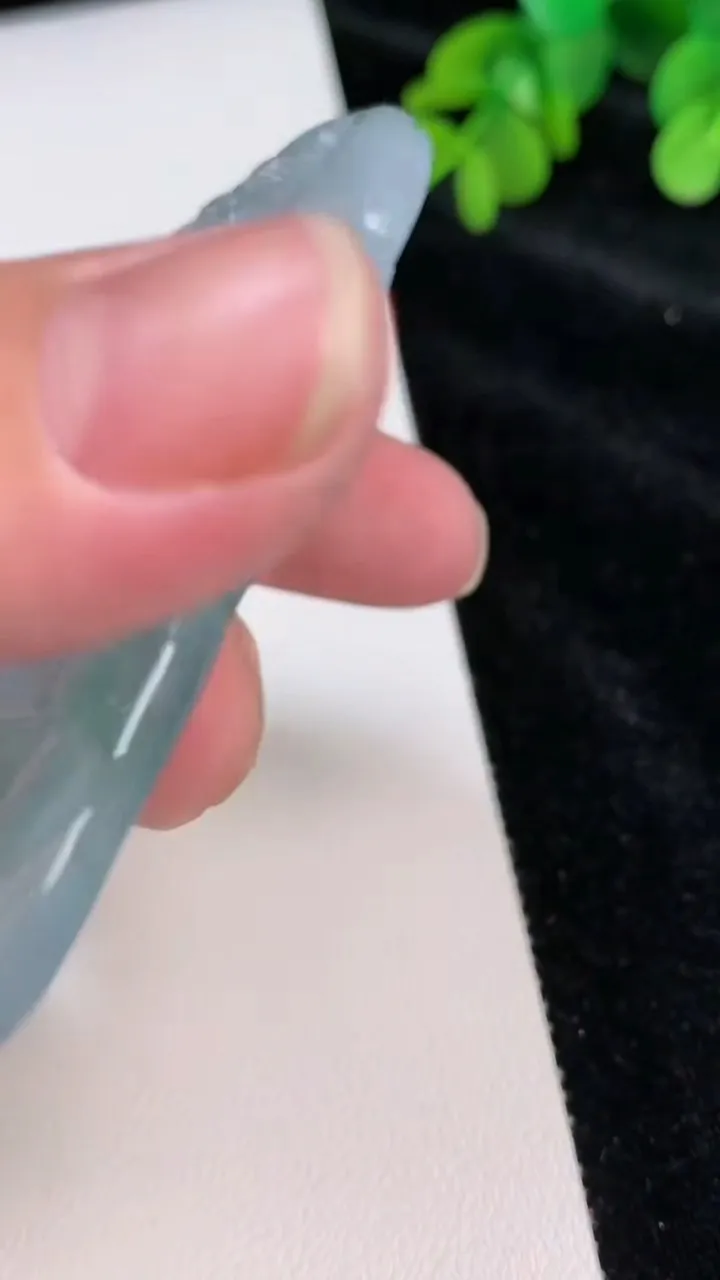 天然A货翡翠种飘花度母吊坠，尺寸69.2-47-6.7，重量:45.59g
6月26日