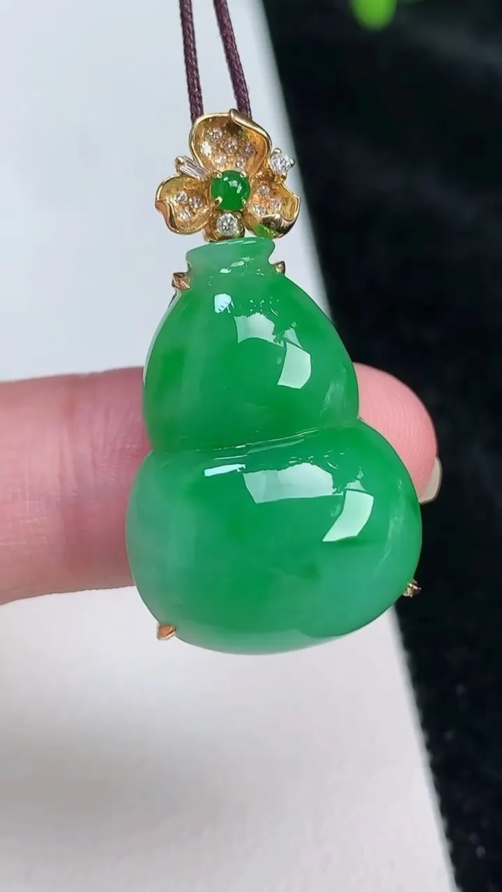 天然A货翡翠葫芦吊坠，尺寸32.8-25-18-8.7，重量:6.82g
6月26日