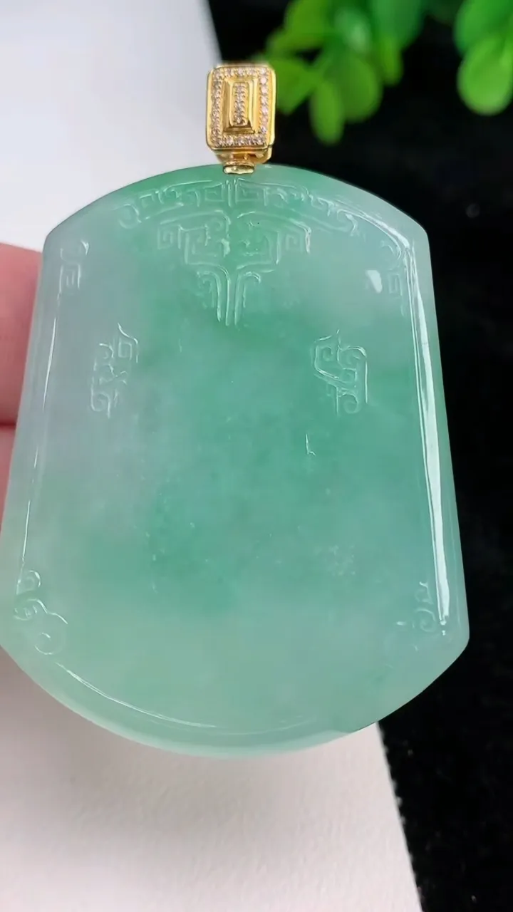 天然A货翡翠仿古无事牌吊坠，尺寸51.6-41.2-5.8，重量:35.40g
6月26日