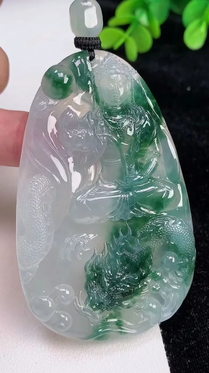天然A货翡翠种飘花御龙大势至观音菩萨吊坠，尺寸76.6-48.4-8.8，重量:60.47g
6月26日