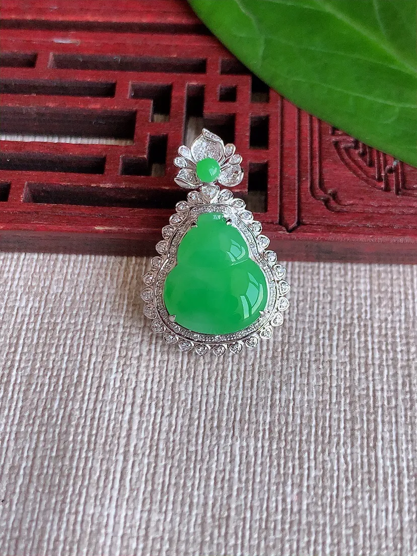 天然A货翡翠18K金伴满绿葫芦吊坠尺寸26.5×17.4×7.7裸石13.5×11.7m量2.75g 0625
