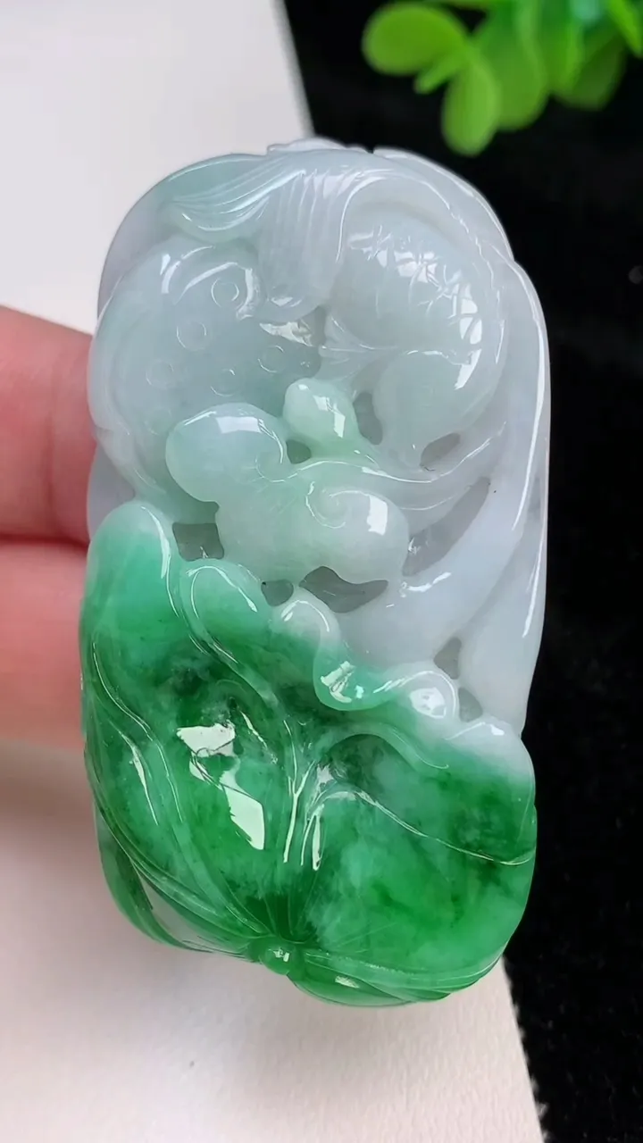 天然A货翡翠荷叶鱼吊坠，尺寸62-32-10，重:40.53g
6月26日