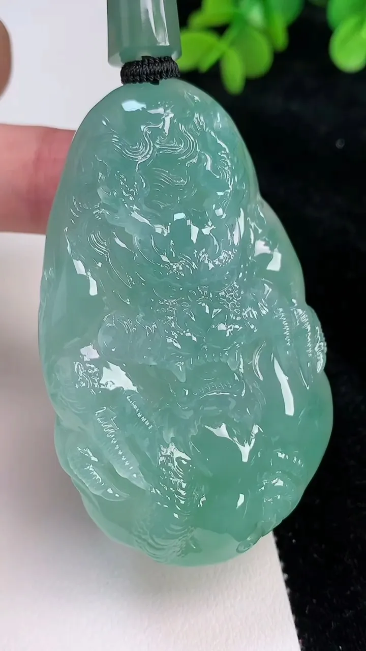 天然A货翡翠龙牌吊坠，尺寸65.2-39.8-14，重量:69.07g
6月26日