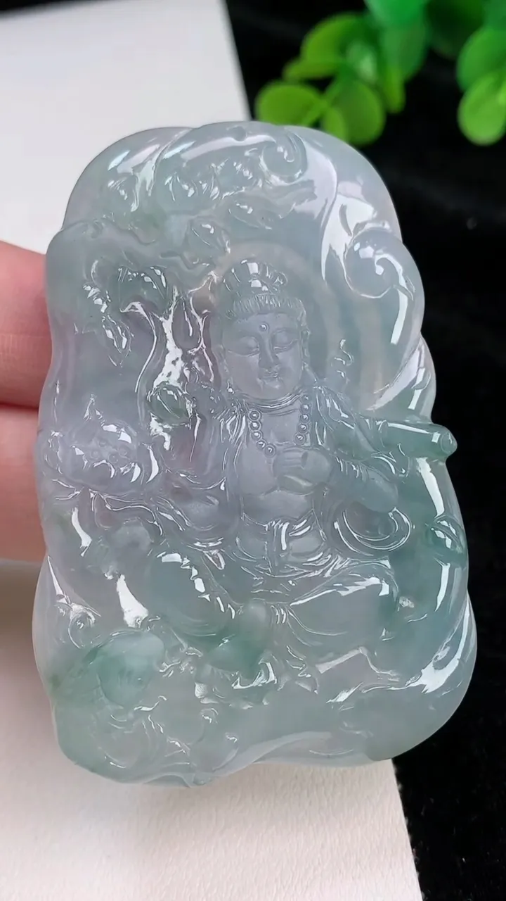天然A货翡翠种飘花度母吊坠，尺寸69.2-47-6.7，重量:45.59g
6月26日