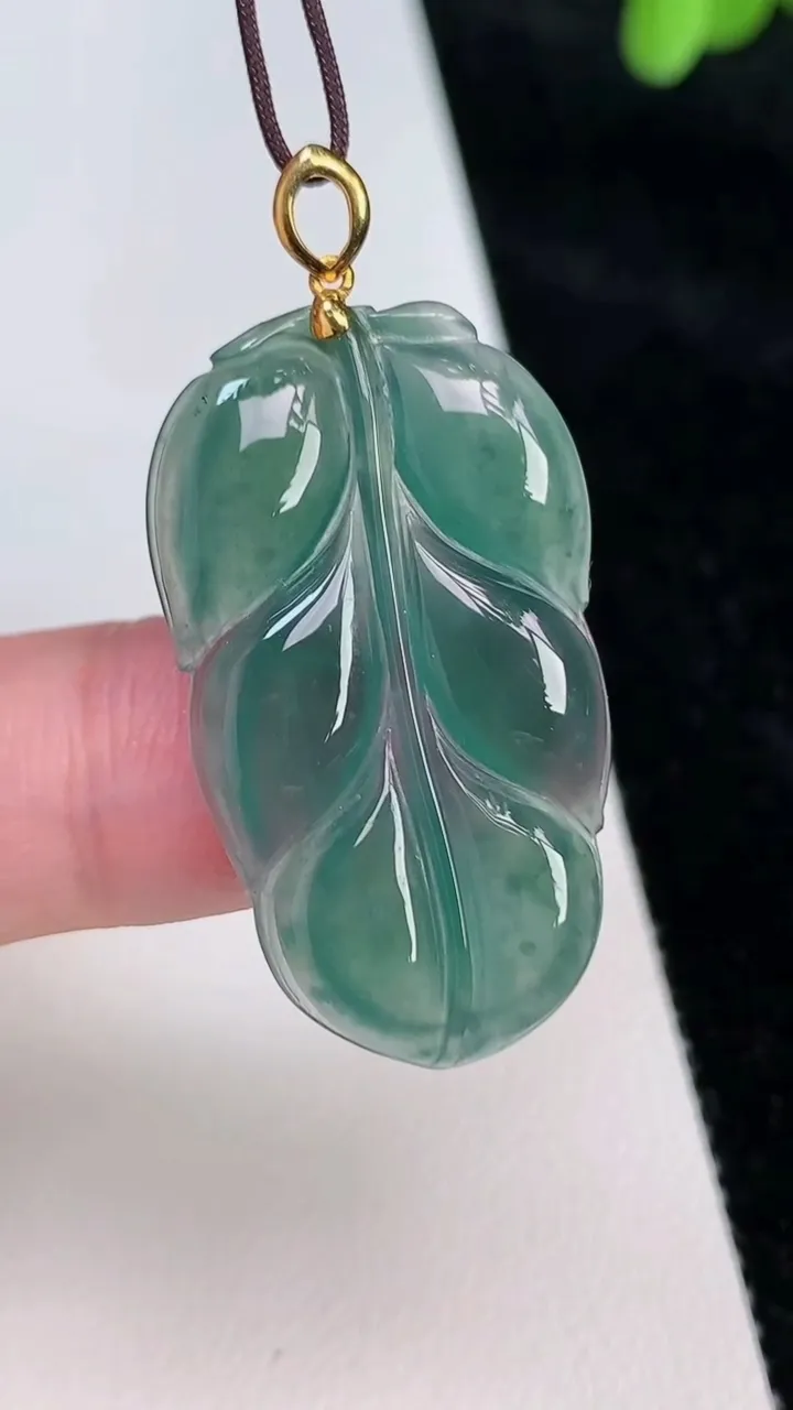天然A货翡翠k金蓝水金枝玉叶 叶子吊坠，尺寸34.6-18.6-3，重:4.59g
6月26日