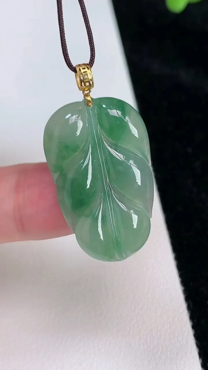 天然A货翡翠金枝玉叶 叶子吊坠，尺寸28.7-18.8-4，重:4.34g
6月26日