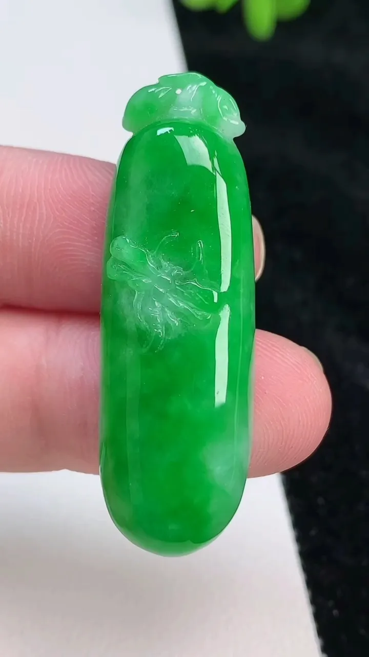 天然A货翡翠福瓜吊坠，尺寸43.6-14-7.6，重量:11.08g
6月26日