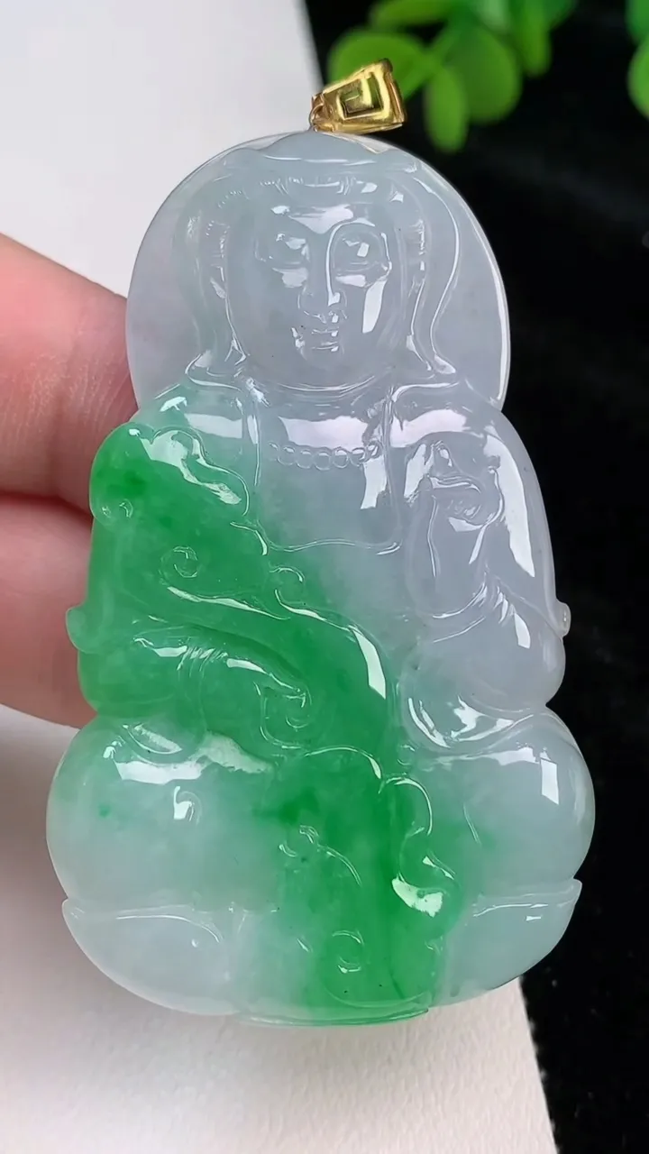 天然A货翡翠观音菩萨吊坠，尺寸61.8-38.2-6，重量:28.64g
6月26日