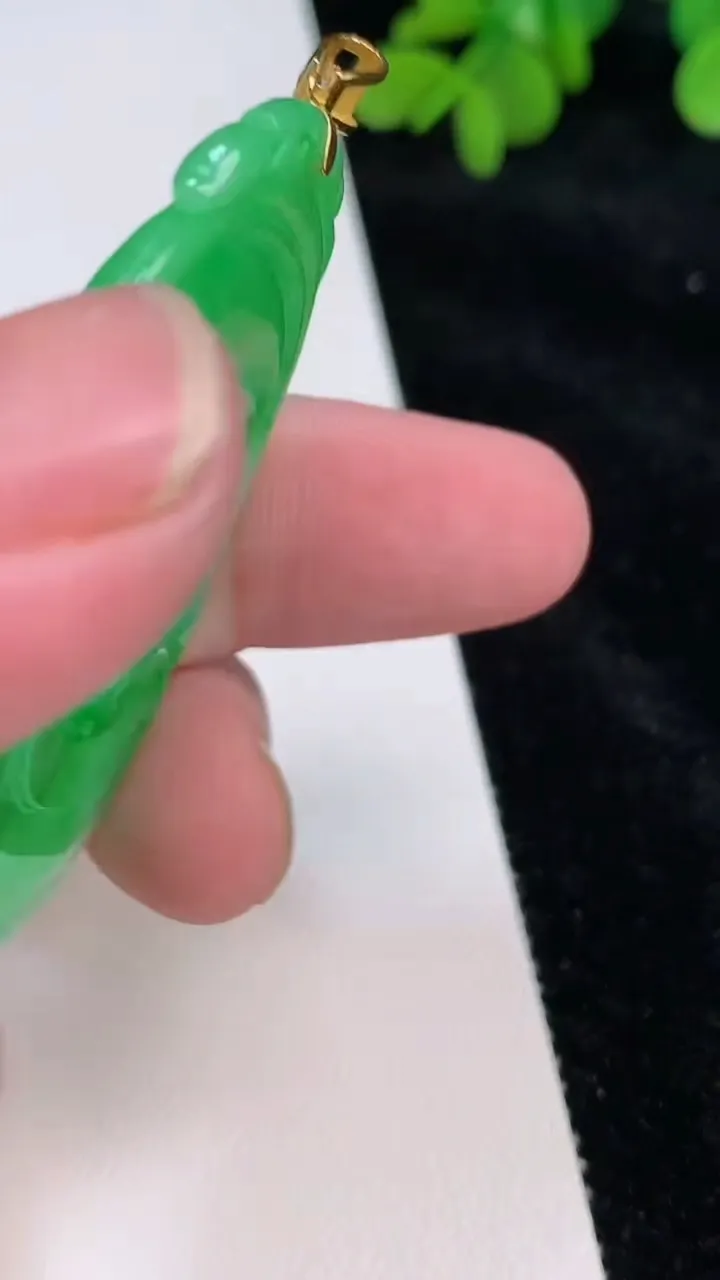 天然A货翡翠如意吊坠，尺寸54-36-5，重量:21.54g
6月26日