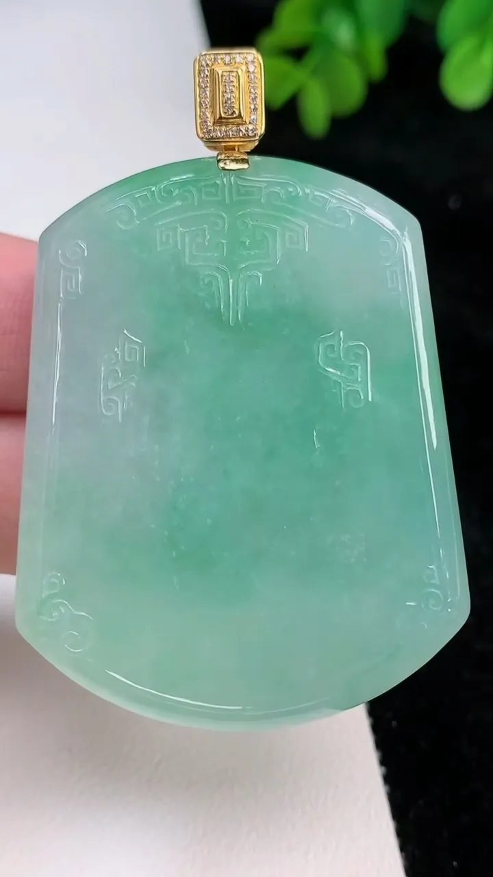 天然A货翡翠仿古无事牌吊坠，尺寸51.6-41.2-5.8，重量:35.40g
6月26日