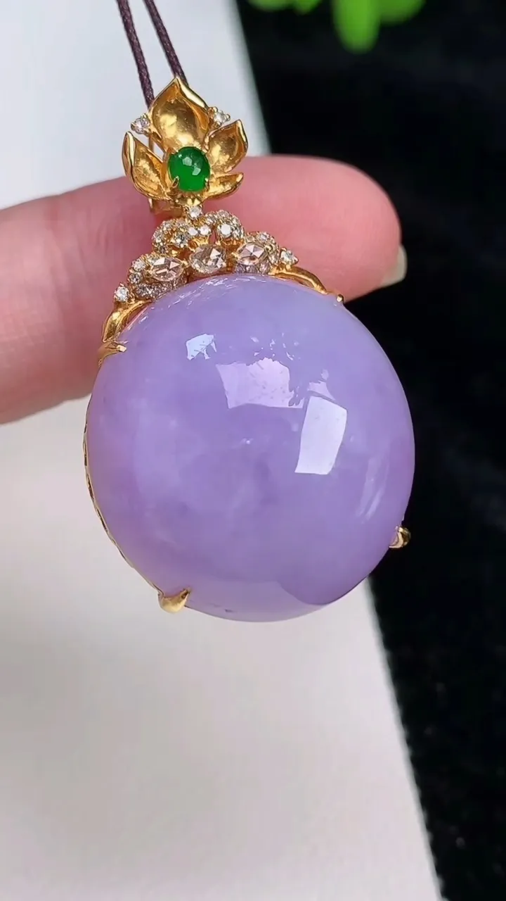 天然A货翡翠18k金紫罗兰蛋面吊坠，尺寸35-21.7-21.3-12.8，重量:10.24g
6月26日