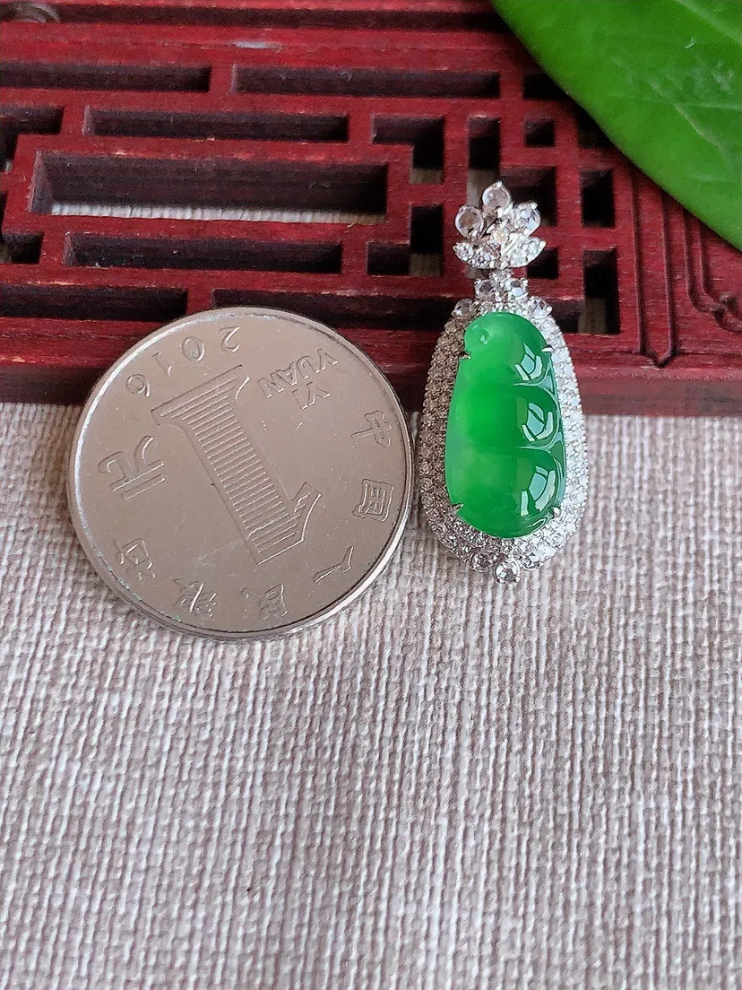 天然A货翡翠18K金伴阳绿四季豆福豆平安豆吊坠尺寸28.8×11.7×7.5裸石15.5×8m量2.79g 0625