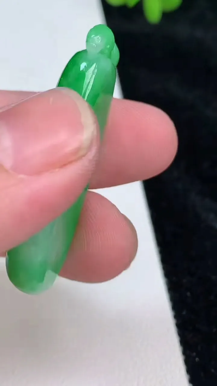 天然A货翡翠福瓜吊坠，尺寸43.6-14-7.6，重量:11.08g
6月26日