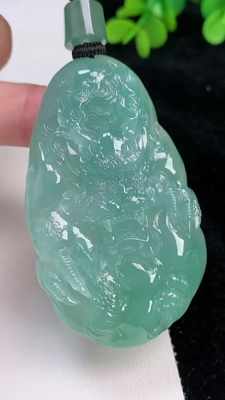 天然A货翡翠龙牌吊坠，尺寸65.2-39.8-14，重量:69.07g
6月26日