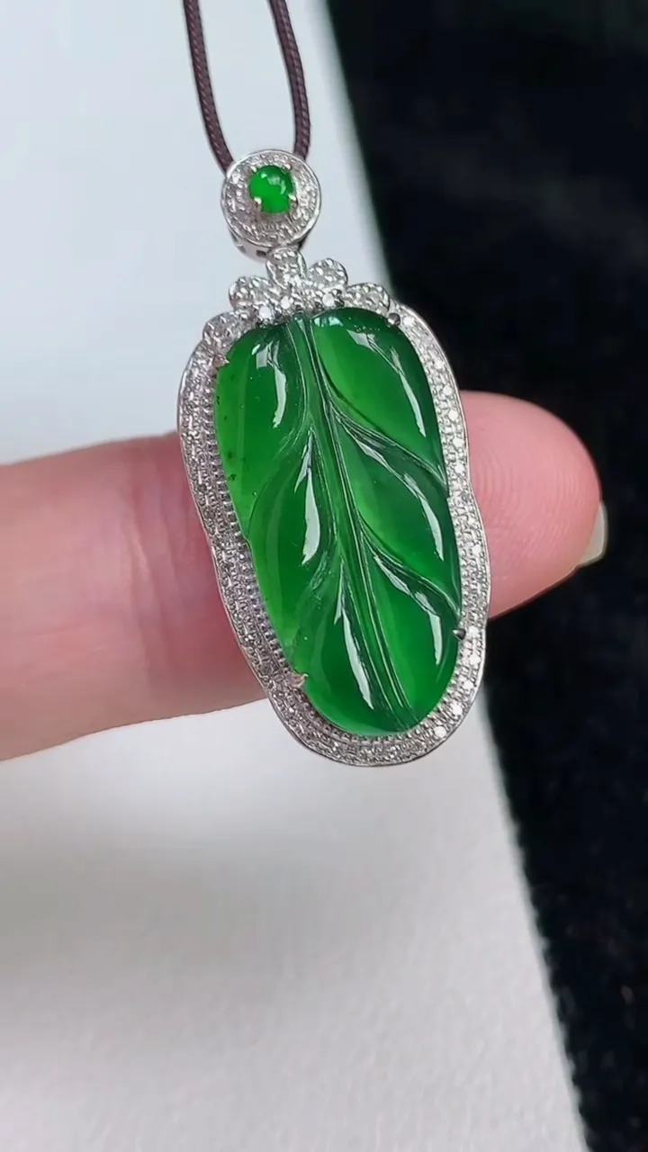 天然A货翡翠金枝玉叶 叶子吊坠，尺寸30.1-18.3-6，裸石20-10，重:2.74g
6月26