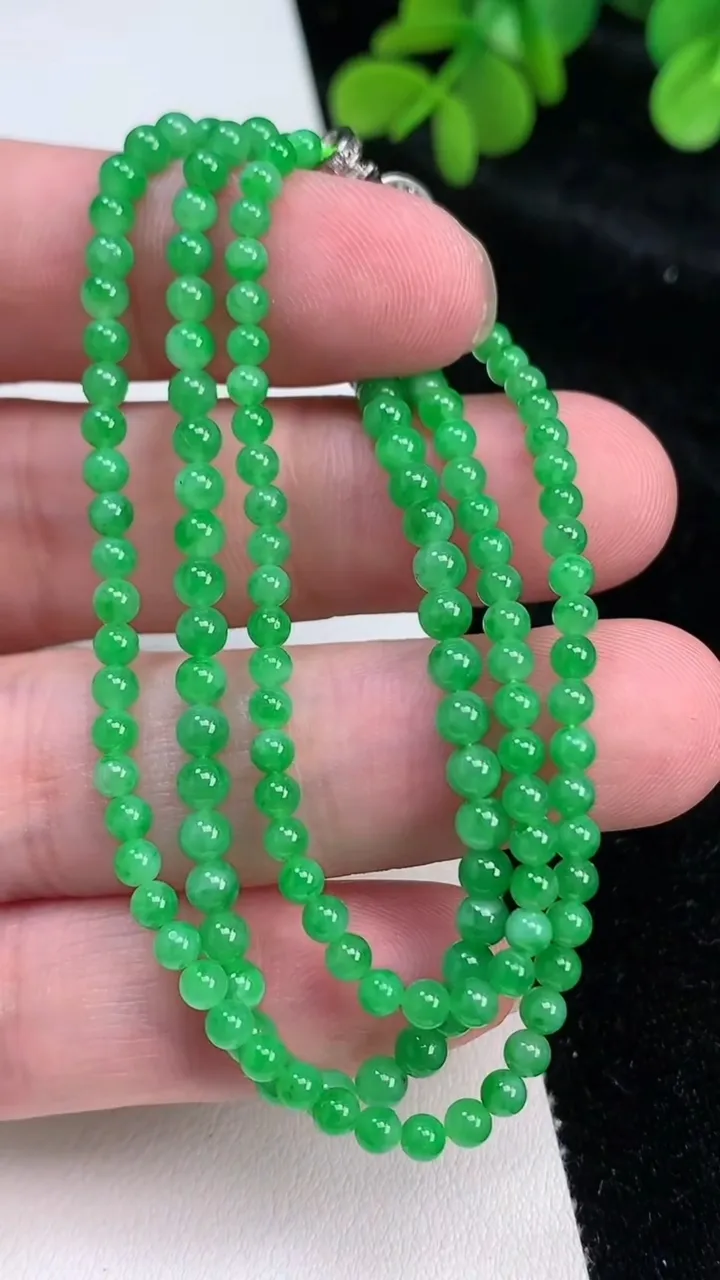 天然A货翡翠小米珠项链，尺寸3.3-2.4-150颗，重量:9.83g6月26日
工厂直销收藏佳品,种好水足，色泽均匀，有种有色，上手高大气！