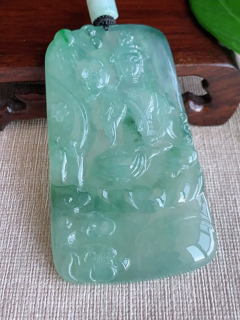 天然A货翡翠飘花大势至菩萨吊坠尺寸69.8×40.5×5m量42.35g 0625