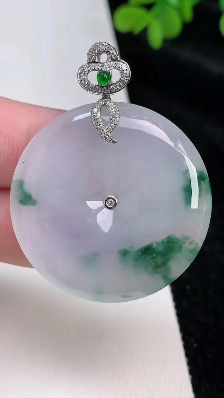 天然A货翡翠种飘花平安扣吊坠，尺寸35.8-5.8，重量:16.64g
6月26日