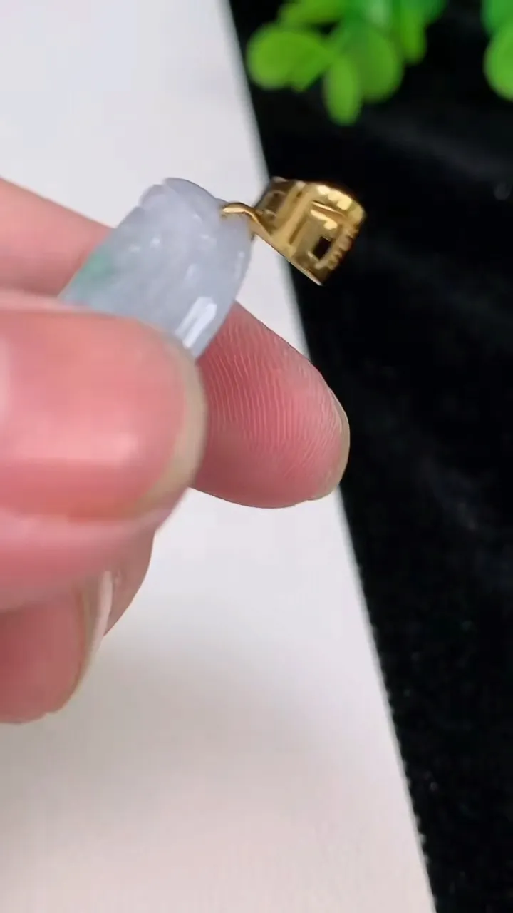 天然A货翡翠观音菩萨吊坠，尺寸49.8-38-8.2，重量:27.99g
6月26日