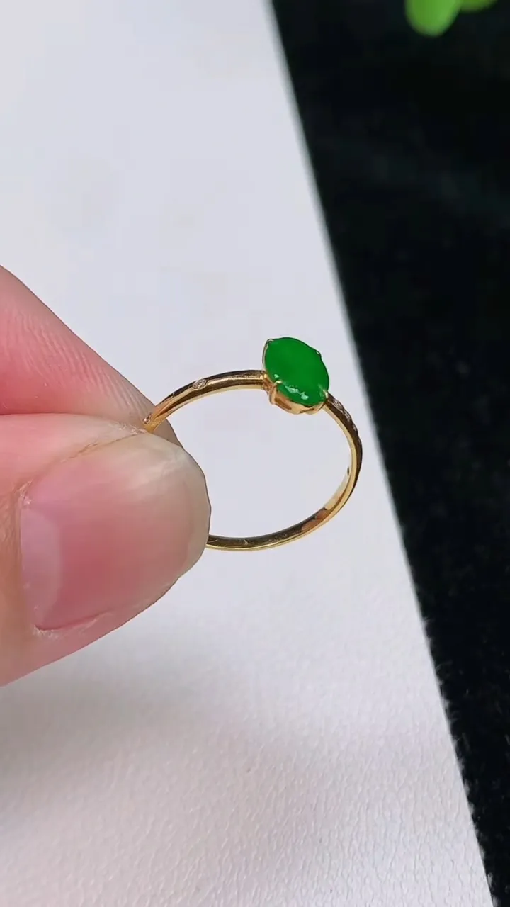 天然A货翡翠蛋面戒指，尺寸7-5.2-3.4，重量:1.01g2025年6月26日
工厂直销收藏佳品,种好水足，色泽均匀，有种有色，上手高大气！